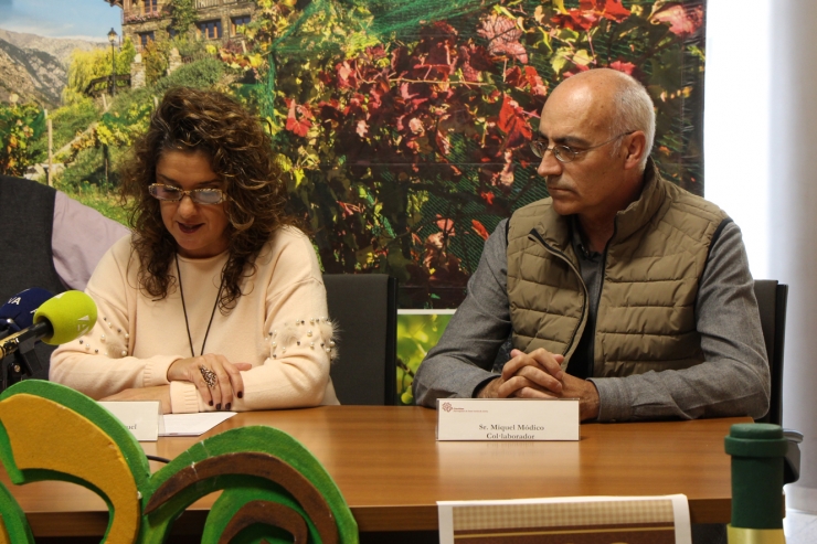 La consellera de Turisme, Meritxell Teruel, i el representant de Càritas a Sant Julià, Miquel Módico, durant la presentació del maridatge solidari de vins d'altura i cuina andorrana celebrada aquest dimecres.